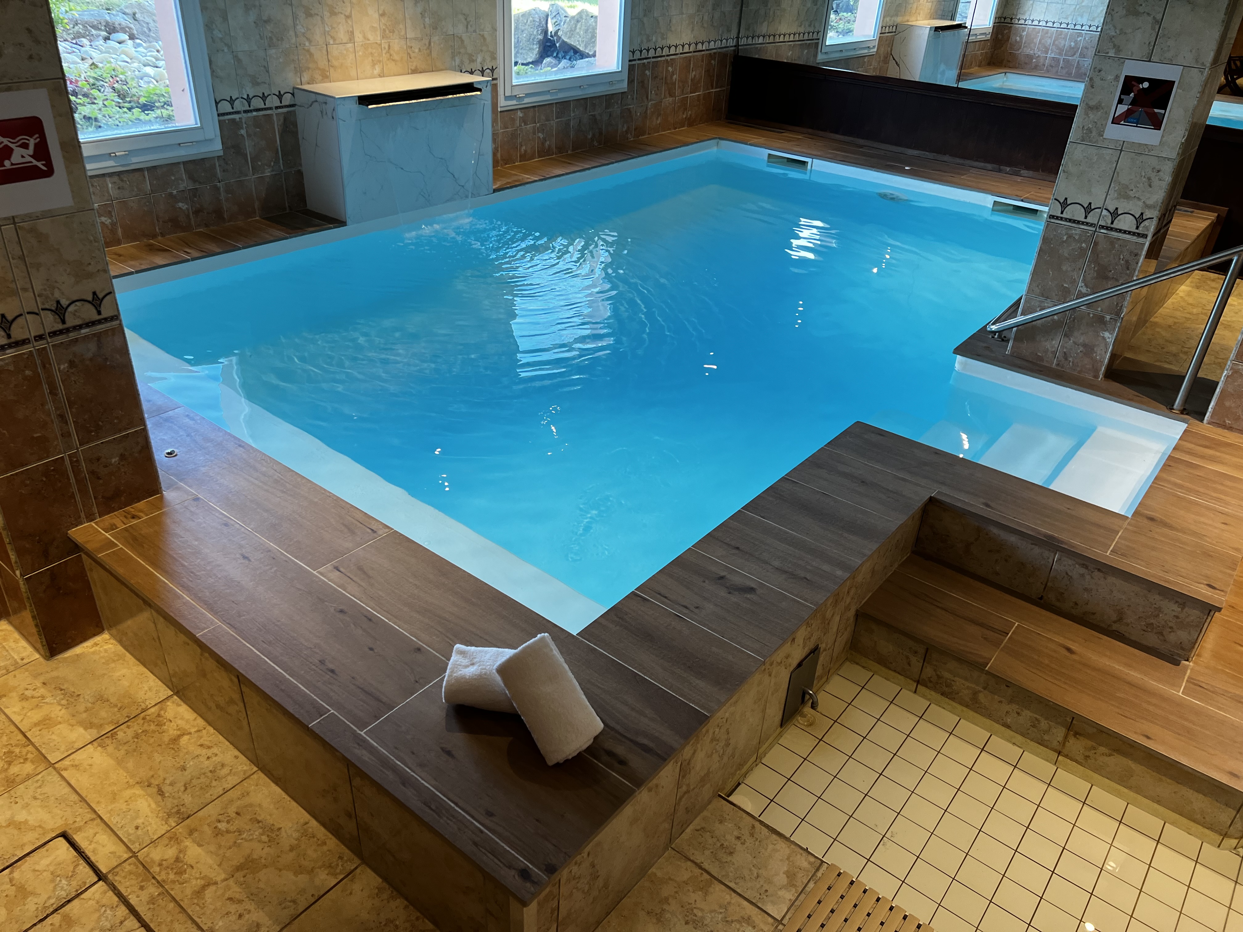 Une agréable piscine couverte et chauffée un sauna  ainsi qu'une salle de sports sont à votre disposition au sous-sol de l'hôtel.